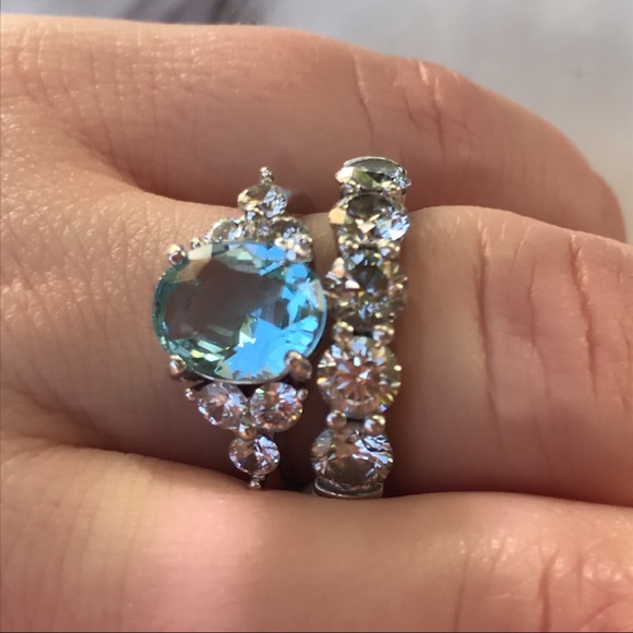 Sterling Silver oval Blue topaz engagement ring - Picture 4 of 9